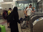 Video. mendicante zoppa, vecchia&amp;gobba tramuta scattante 38enne. sicurezza Termini finta vedere