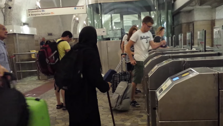 Video. La mendicante zoppa, vecchia&gobba si tramuta in scattante
38enne. E la sicurezza a Termini fa finta di non vedere