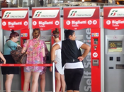 Video. accattone alla Stazione Termini hanno nuovo possesso delle biglietterie. filmiamo, accerchiano aggrediscono