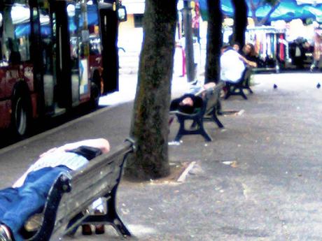 Il punto sulla situazione di Piazza Mancini. Potrebbe essere uno spazio pubblico di pregio, è una landa usurpata da alcolizzati