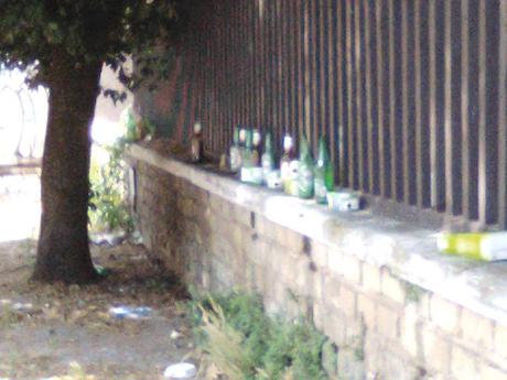 Il punto sulla situazione di Piazza Mancini. Potrebbe essere uno spazio pubblico di pregio, è una landa usurpata da alcolizzati