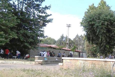 Il punto sulla situazione di Piazza Mancini. Potrebbe essere uno spazio pubblico di pregio, è una landa usurpata da alcolizzati