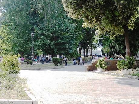 Il punto sulla situazione di Piazza Mancini. Potrebbe essere uno spazio pubblico di pregio, è una landa usurpata da alcolizzati