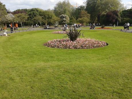 60 foto per rifarsi gli occhi girando tra i parchi di Dublino. Irlanda in crisi? Come sono giustificabili differenze così abissali tra noi e loro?