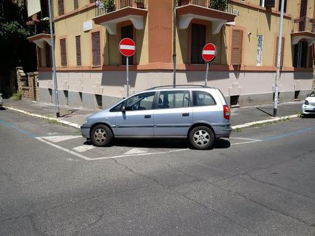 A Roma si parcheggia male perché mancano i posti. Anche il neoassessore Stefano Esposito crederà a questa idiozia?