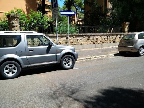 A Roma si parcheggia male perché mancano i posti. Anche il neoassessore Stefano Esposito crederà a questa idiozia?