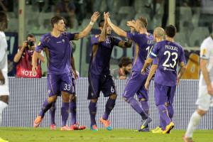 FLORENCE, ITALY - SEPTEMBER 18: Fiorentina players celebrate a goal scored by Juan Manuel Vergas during the UEFA Europa League group K match between ACF Fiorentina and EA Guingamp at Stadio Artemio Franchi on September 18, 2014 in Florence, Italy.  (Photo by Gabriele Maltinti/Getty Images)
