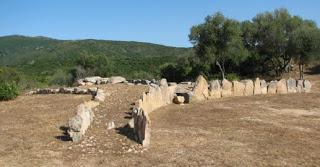 La tomba di giganti di Su Picante a Siniscola, un antico sepolcro nuragico