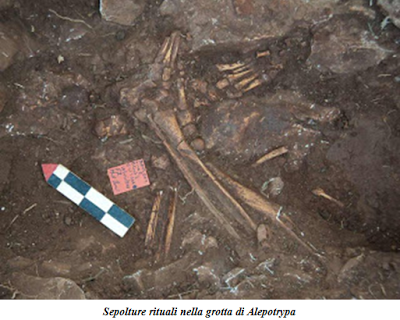 Ritrovata in Grecia una grotta con centinaia di sepolture. Ispirò il mitico ingresso dell'Ade, la porta degli inferi?