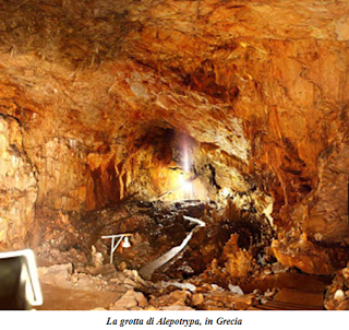 Ritrovata in Grecia una grotta con centinaia di sepolture. Ispirò il mitico ingresso dell'Ade, la porta degli inferi?