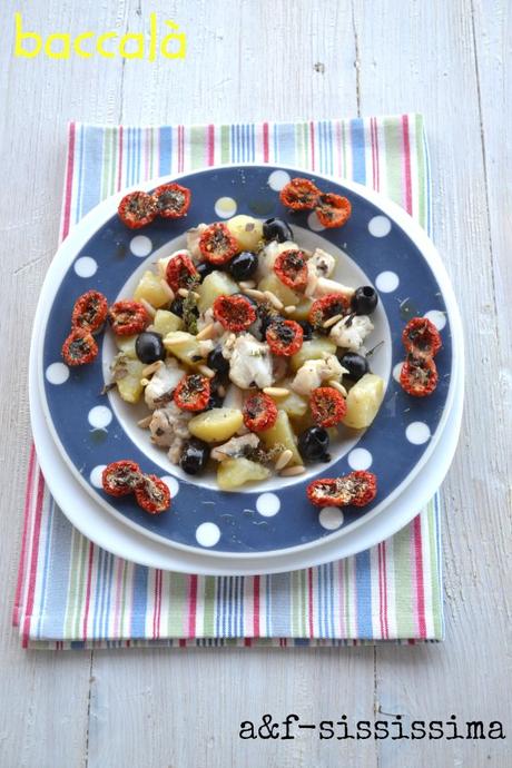 baccalà con pinoli, olive e pomodori confit
