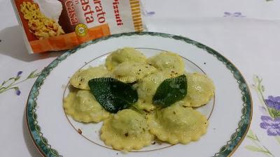 Ravioli agli spinaci e ricotta con cipolla, burro e salvia