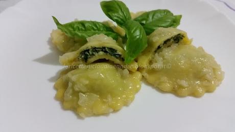 Ravioli agli spinaci e ricotta con cipolla, burro e salvia