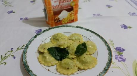 Ravioli agli spinaci e ricotta con cipolla, burro e salvia