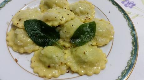 Ravioli agli spinaci e ricotta con cipolla, burro e salvia