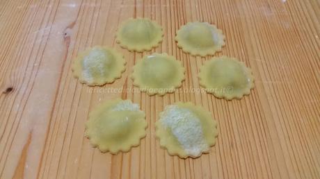 Ravioli agli spinaci e ricotta con cipolla, burro e salvia