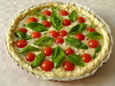 Torta salata alle zucchina trombetta gialla, ricotta, wurstel e pomodorini