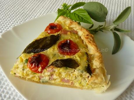 Torta salata alle zucchina trombetta gialla, ricotta, wurstel e pomodorini