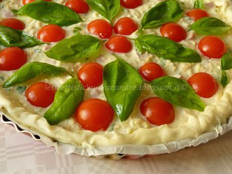 Torta salata alle zucchina trombetta gialla, ricotta, wurstel e pomodorini