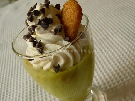 Budino al pistacchio con panna montata e gocce di cioccolato