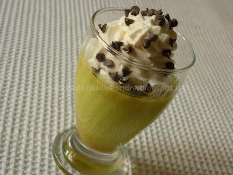 Budino al pistacchio con panna montata e gocce di cioccolato