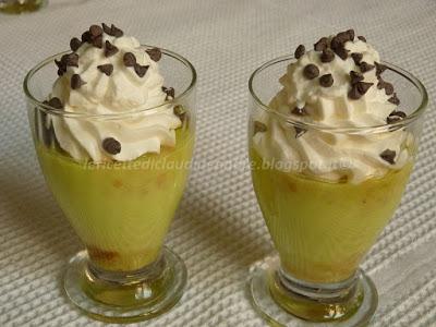 Budino al pistacchio con panna montata e gocce di cioccolato