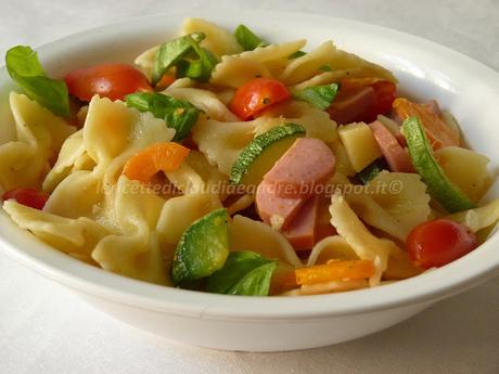 Pasta fredda con zucchine, carote, wurstel e pomodorini