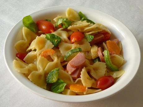 Pasta fredda con zucchine, carote, wurstel e pomodorini