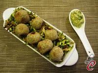 Polpette di cereali alla cannella e pistacchi con salsa di senape: le forme di una dispensa da riorganizzare