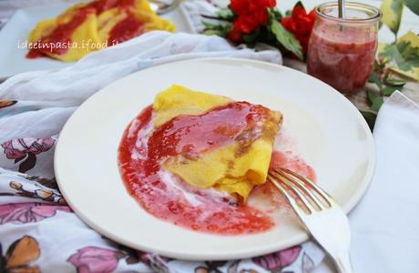 Crêpes allo yogurt con salsa di fragole