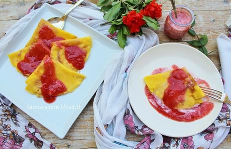 Crêpes allo yogurt con salsa di fragole