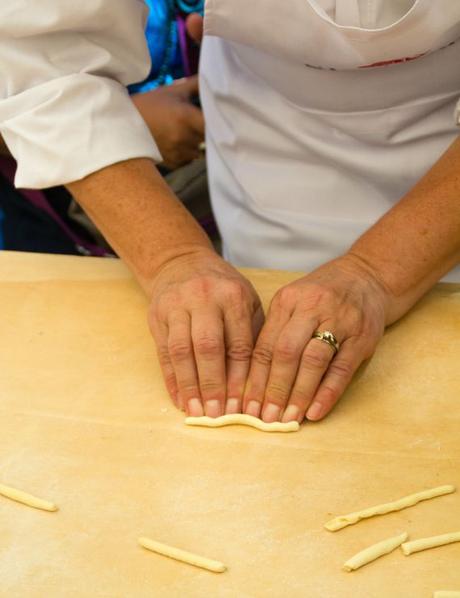 La storia di Matera è scritta nel suo pane. Capunti con crema di melanzane e briciole di peperoni cruschi.