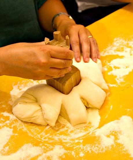 La storia di Matera è scritta nel suo pane. Capunti con crema di melanzane e briciole di peperoni cruschi.