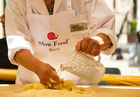 La storia di Matera è scritta nel suo pane. Capunti con crema di melanzane e briciole di peperoni cruschi.