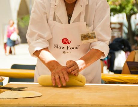 La storia di Matera è scritta nel suo pane. Capunti con crema di melanzane e briciole di peperoni cruschi.