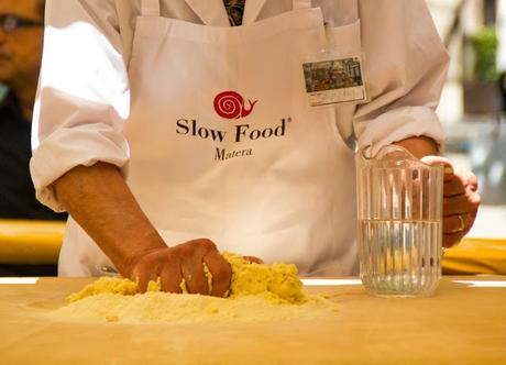 La storia di Matera è scritta nel suo pane. Capunti con crema di melanzane e briciole di peperoni cruschi.