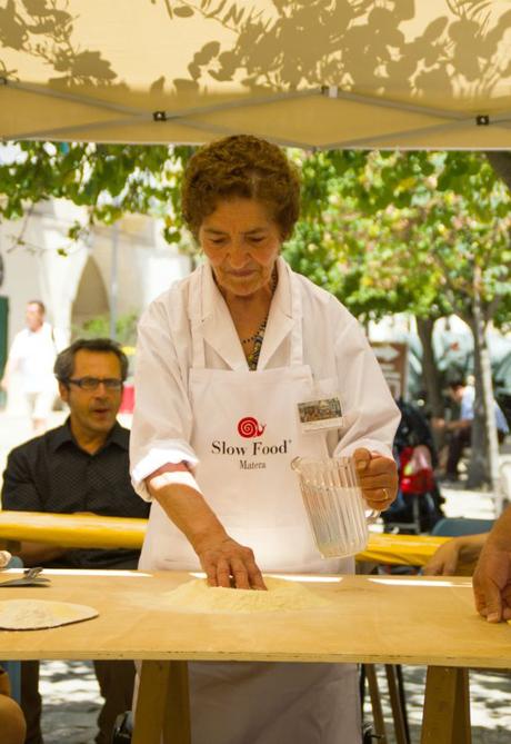 La storia di Matera è scritta nel suo pane. Capunti con crema di melanzane e briciole di peperoni cruschi.