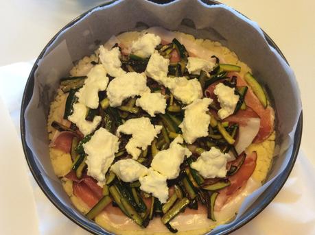 SBRICIOLATA SALATA CON ZUCCHINE SPECK E ROBIOLA