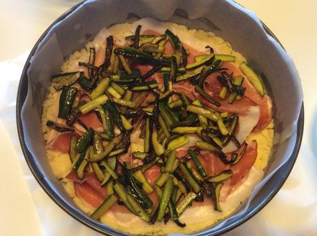 SBRICIOLATA SALATA CON ZUCCHINE SPECK E ROBIOLA