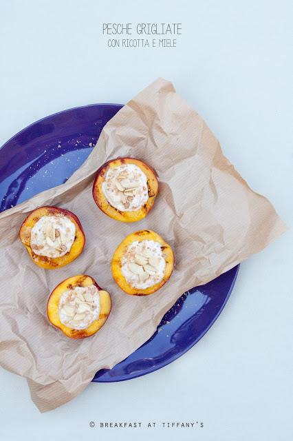Pesche grigliate con ricotta e miele / Grilled peaches with ricotta cheese and honey