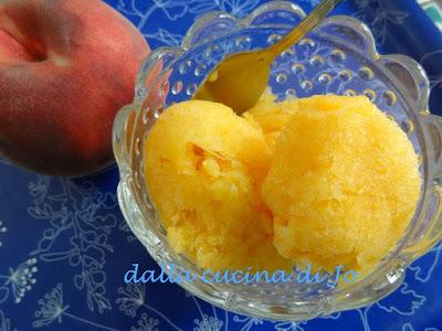 Sorbetto di pesche nettarine allo yogurt