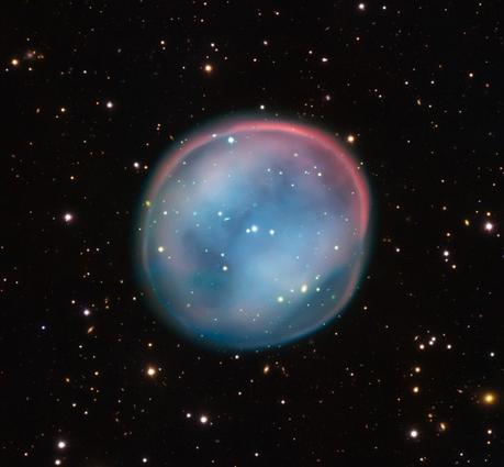 Questa sfera straordinaria, illuminata come il fantasma di una stella nel buio inquietante dello spazio, appare quasi soprannaturale e misteriosa, ma è un oggetto astronomico familiare: una nebulosa planetaria, ciò che resta di una stella morente. Questa è la migliore immagine mai ottenuta dell'oggetto, in realtà poco noto, chiamato ESO 378-1: è stata catturata dal VLT (Very Large Telescope) dell'ESO nel nord del Cile. Crediti: ESO