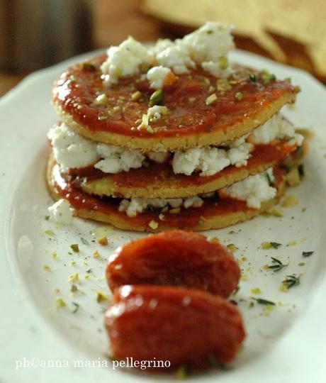 Millefoglie di crepes con feta al timo, datterini confit e granella di pistacchio. Per le e-saltate una ricetta, un racconto, un cuore nuovo, un dono svelato.