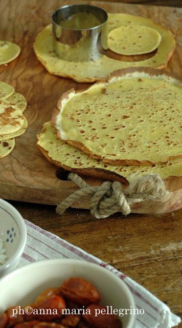 Millefoglie di crepes con feta al timo, datterini confit e granella di pistacchio. Per le e-saltate una ricetta, un racconto, un cuore nuovo, un dono svelato.