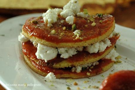 Millefoglie di crepes con feta al timo, datterini confit e granella di pistacchio. Per le e-saltate una ricetta, un racconto, un cuore nuovo, un dono svelato.