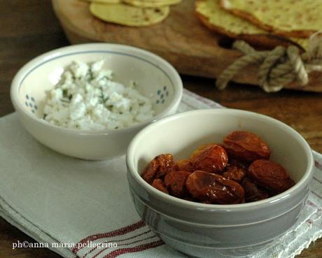 Millefoglie di crepes con feta al timo, datterini confit e granella di pistacchio. Per le e-saltate una ricetta, un racconto, un cuore nuovo, un dono svelato.