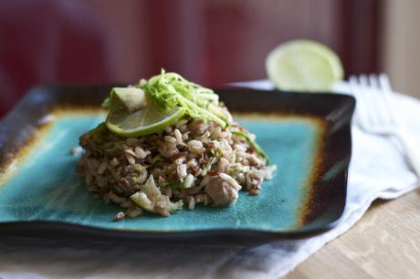 Riso integrale freddo con lime, avocado, zucchini e tonno