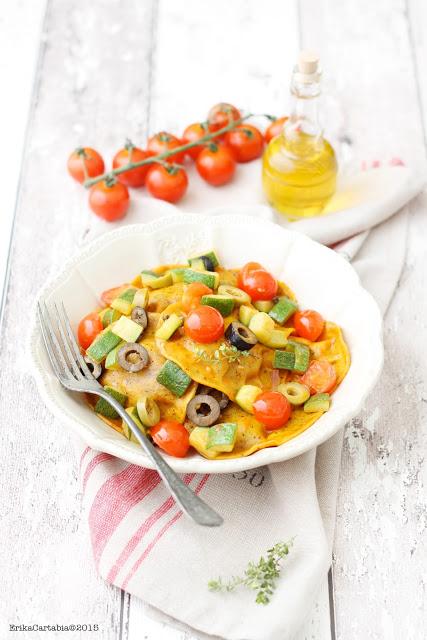 Girasoli vegani alle verdure grigliate con ratatouille mediterranea di zucchine, olive e pomodorini