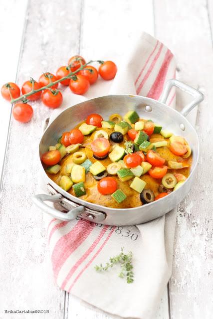 Girasoli vegani alle verdure grigliate con ratatouille mediterranea di zucchine, olive e pomodorini