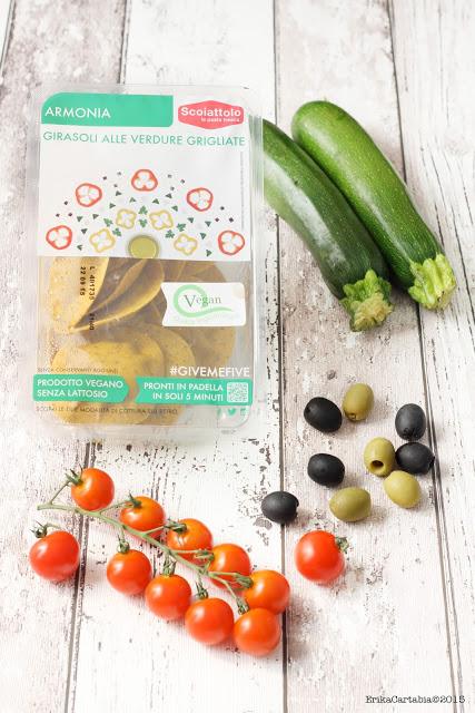 Girasoli vegani alle verdure grigliate con ratatouille mediterranea di zucchine, olive e pomodorini